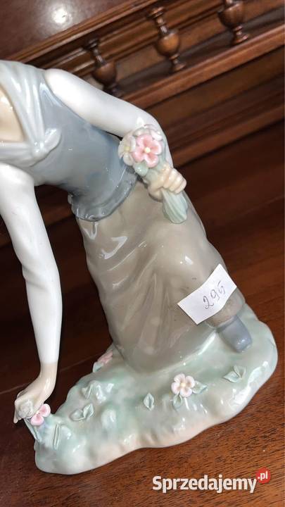 Figurka Dziewczyna zrywająca kwiaty Lladro Spain Gdańsk