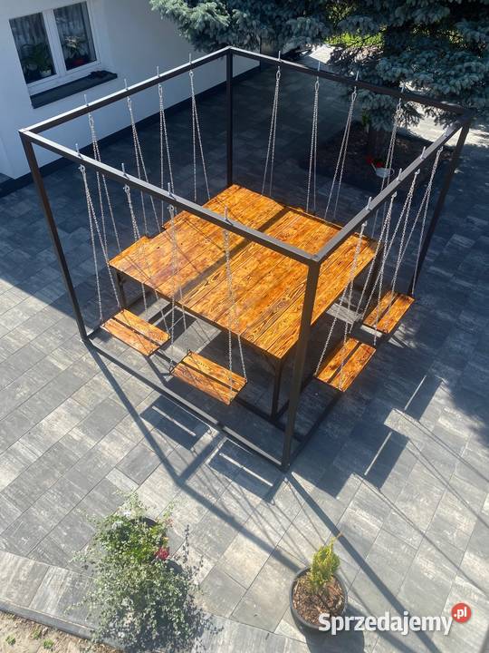 Stół ogrodowy z podwieszanymi siedziskami, huśtawka.
