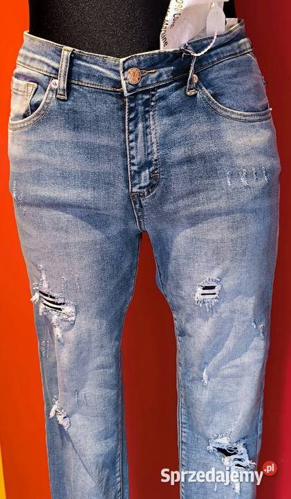 Jeansy dziurami