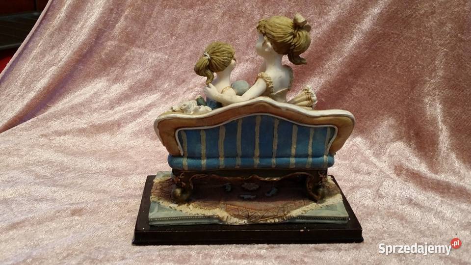 Figurka stara siedząca matka z córką Anglia