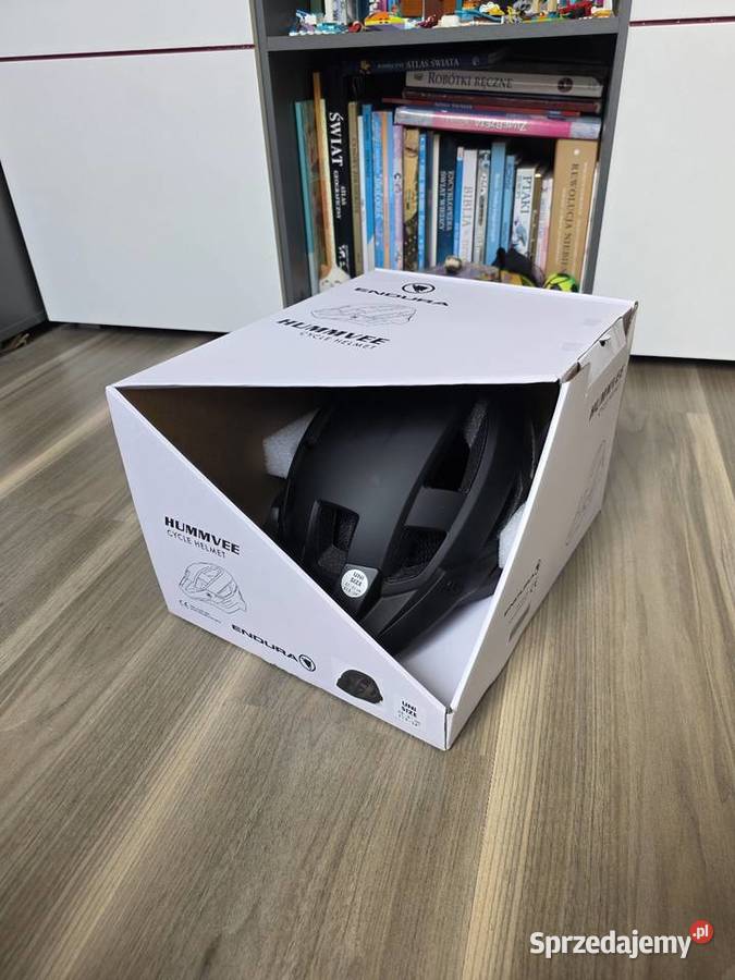 Czarny kask na rowerhulajnogę