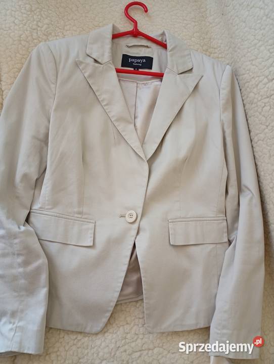 Żakiet damski w kolorze jasno beżowym