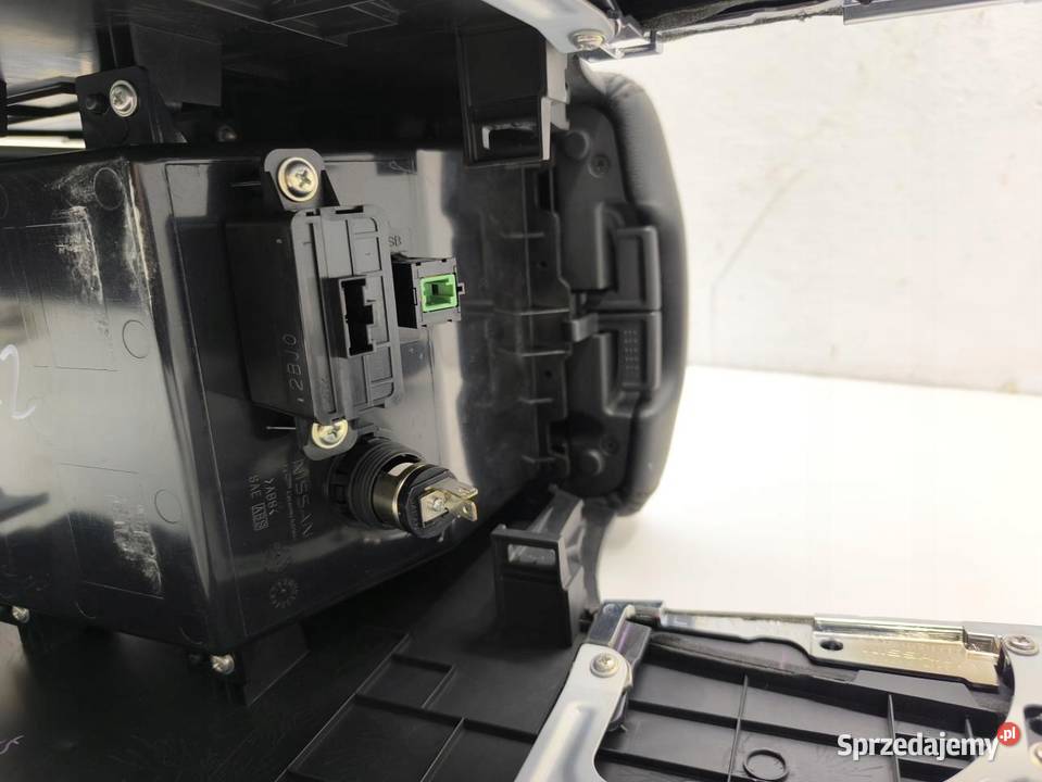 TUNEL SRODKOWY PODŁOKIETNIK FX II QX70 osobowe wielkopolskie sprzedam