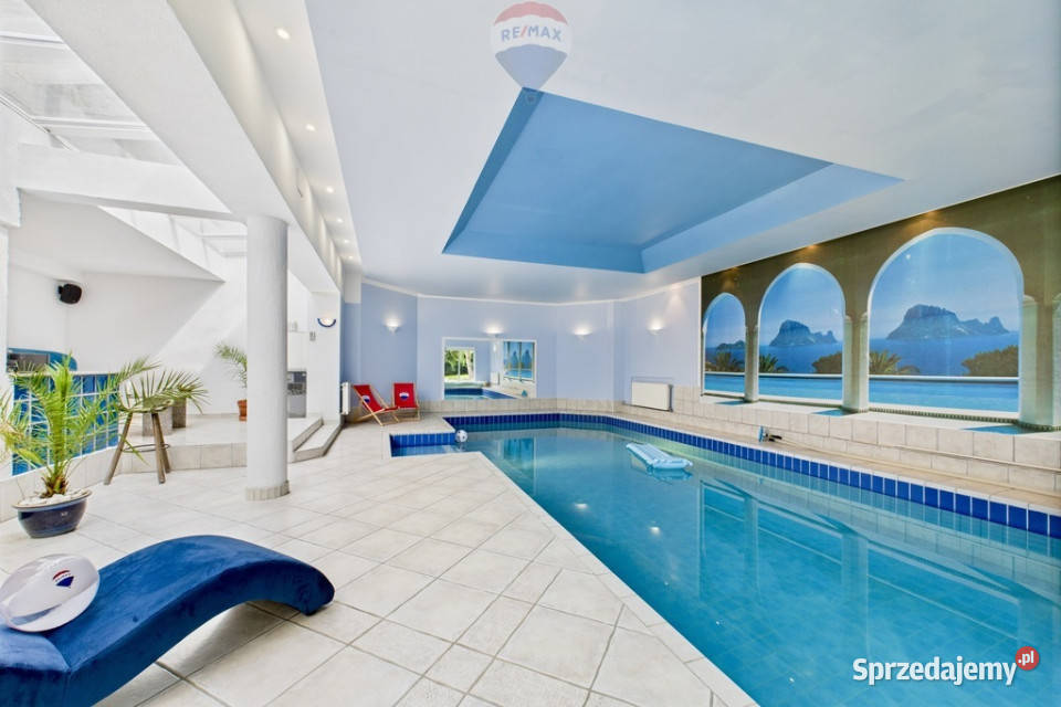 Dom z krytym basenem i pięknym ogrodem