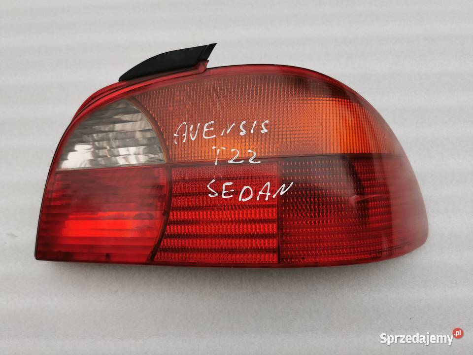Lampa Prawy Tył Tylna Prawa Toyota Avensis T22 osobowe Oświetlenie Motoryzacja Wyszków