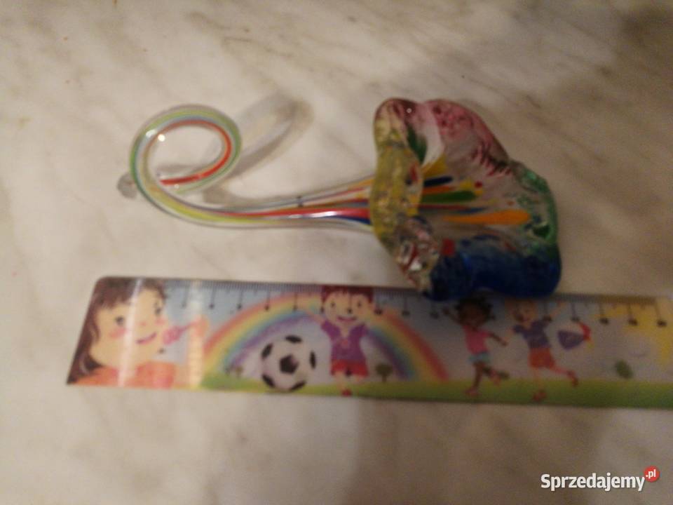 Szklany kolorowy kwiat leżący dekoracja