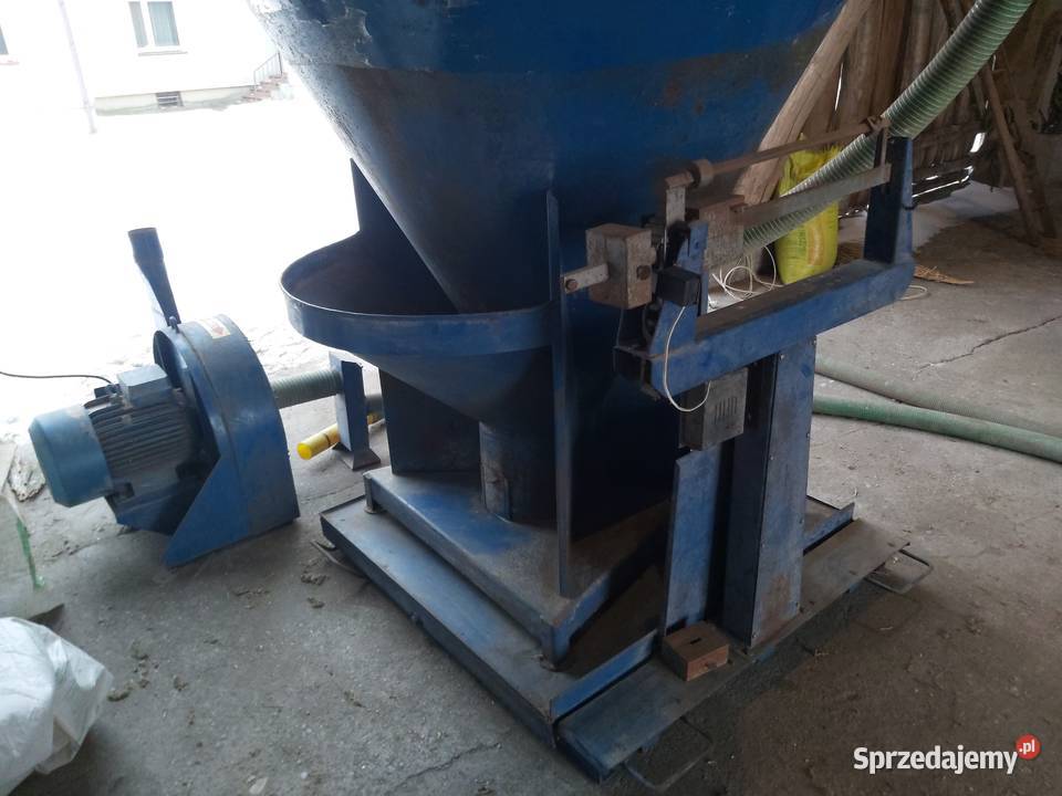 Mieszalnik pasz ze śrutownikiem Dozamech Dobierzyn