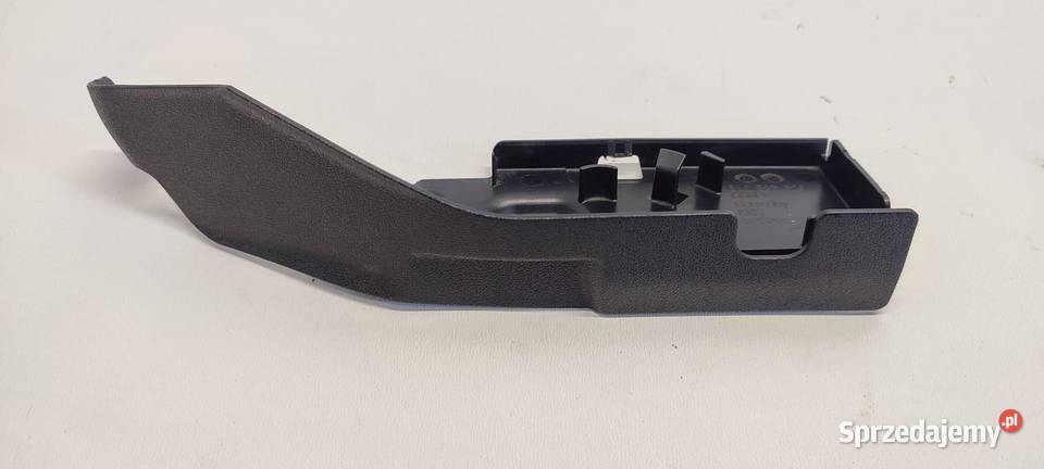 AUDI Q3 8U OSŁONA ZAWIASU MASKI LEWA 8U0823629