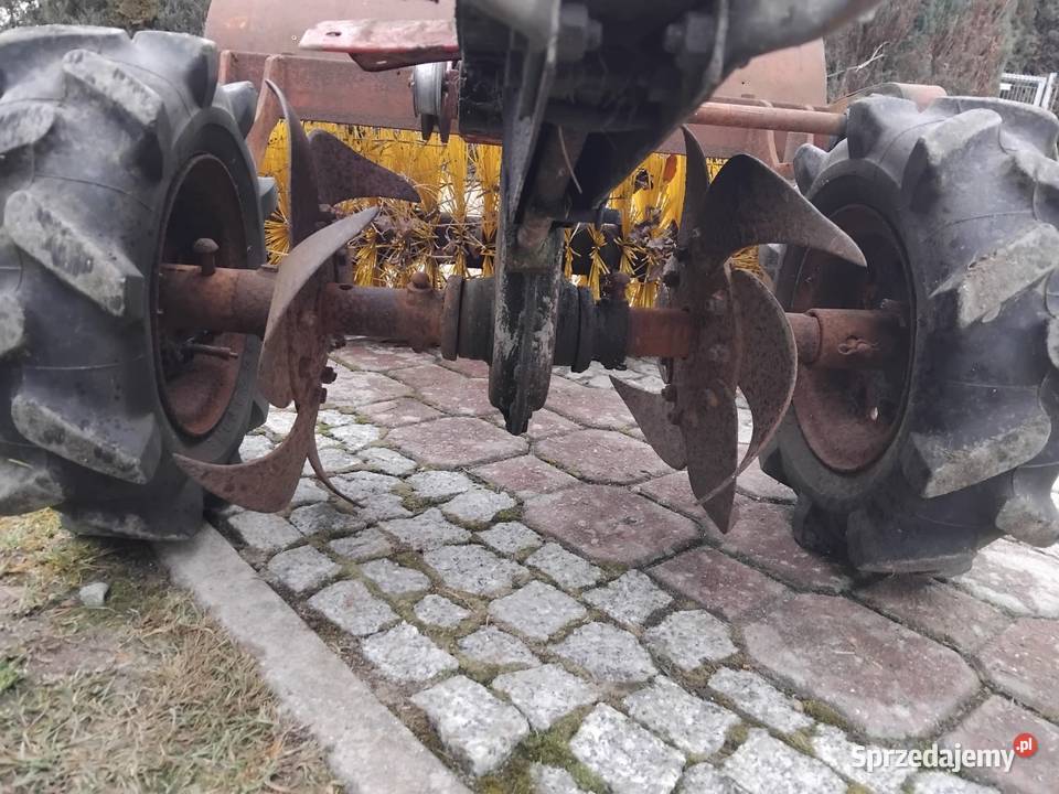 Traktorek jednoosiowy dzik iseki zamiatarka