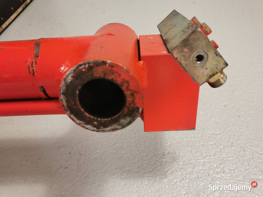 Cylinder hydrauliczny wysuwu masztu Manitou MLT