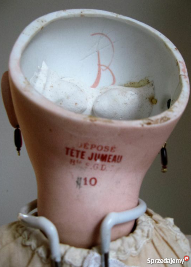 Stara lalka w ubraniu ze starych czasów Bereżki