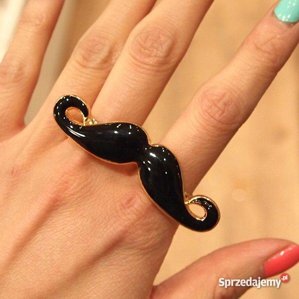 czarnych wąsów pierścionek kolczyki naszyjnik