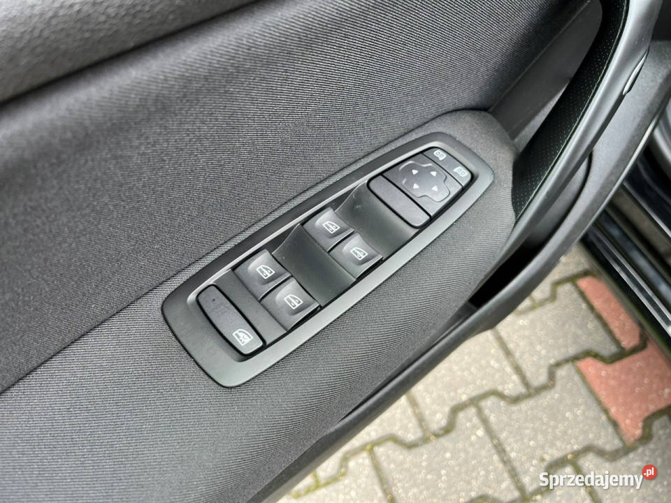 Renault Megane Hatchback 12 benzyna 6 biegów lakier metallic Lipówki