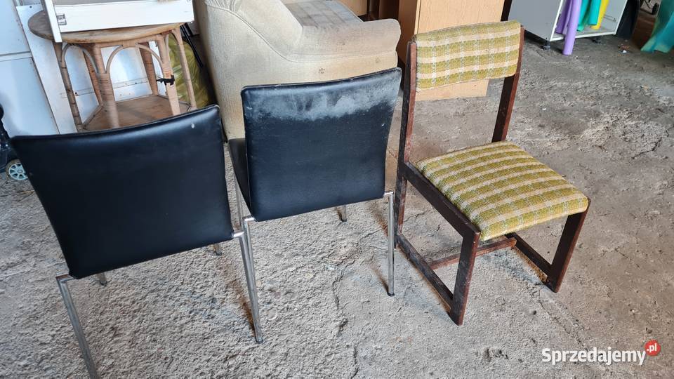 Stół dwa krzesła szafka tv i stojak na płyty CD Meble do salonu Modzele-Skudosze