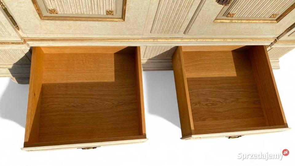 Bogato rzeźbiona szafa dwudrzwiowa w antycznym Gryfice