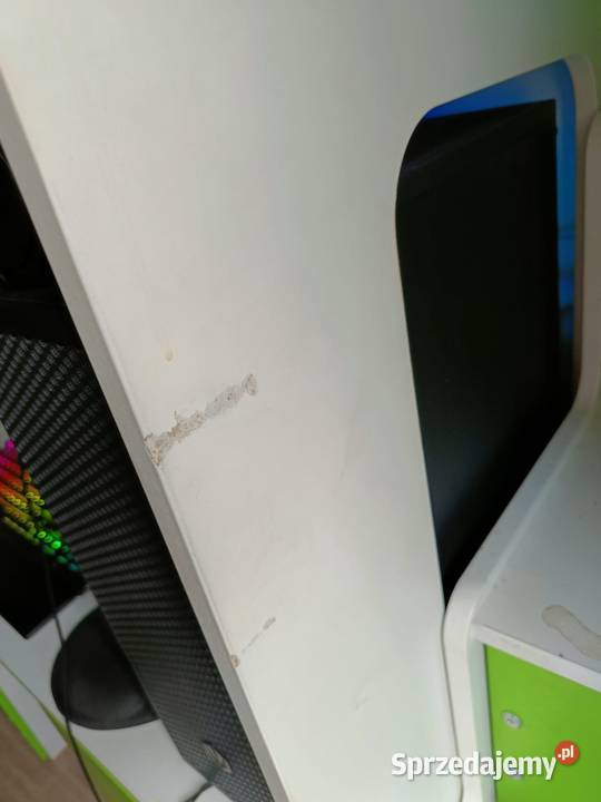 Łóżko piętrowe z biurkiem szafą i schodami