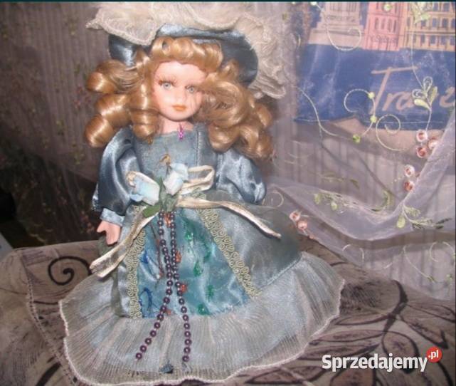 Porcelanowa lalka kolekcjonerska na stojaku