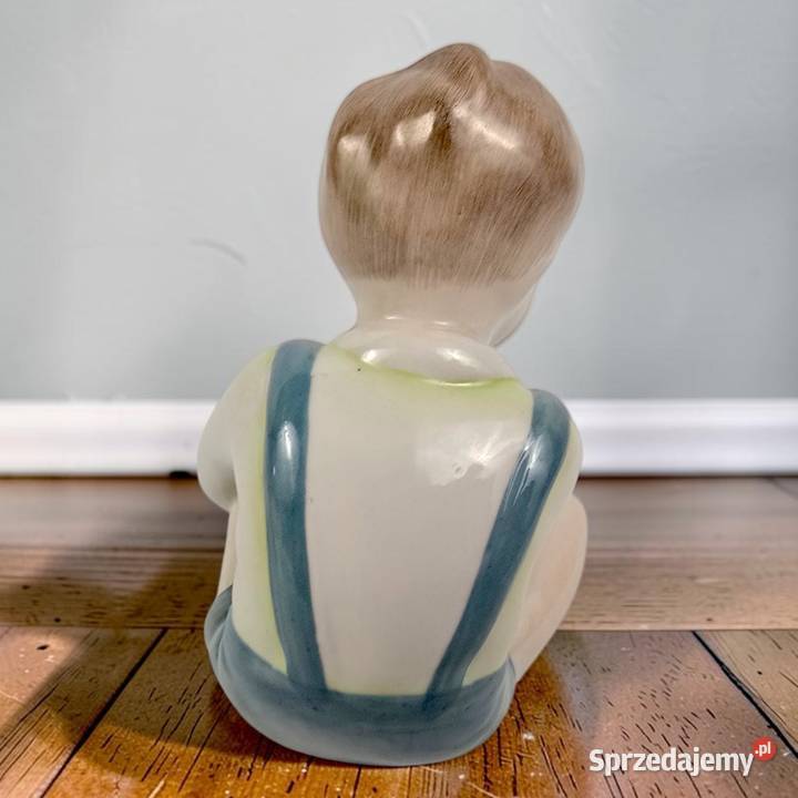 Chłopiec zakłada wiąże buty Lszló Kmves Aqvincum Porcelana i szkło Bronisze sprzedam