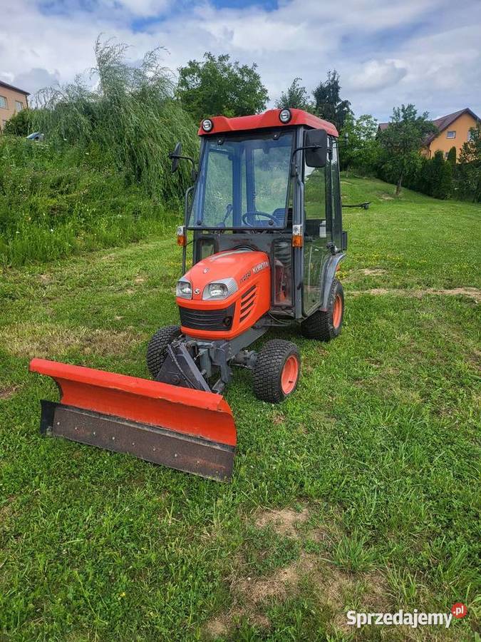 Kubota 4x4 z pługiem ogrzwana kabina Ciągniki