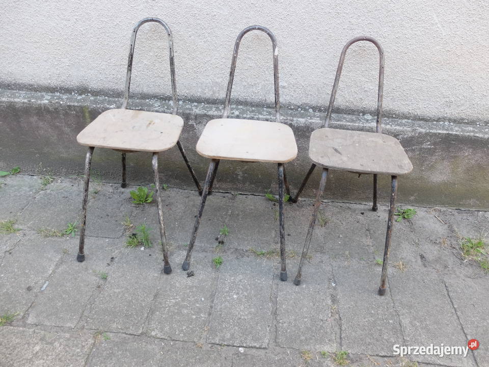 Krzesła szkolne lub warsztatowe z okresu PRL 812.