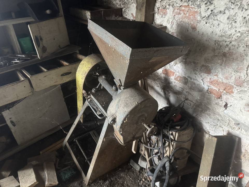 Młynek do mielenia zbóż śrutownik bez silnika nieuszkodzony Zagórze