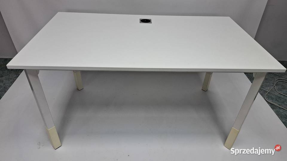 Biurko proste Kinnarps 140x80 białe z gniazdem Biuro Poznań