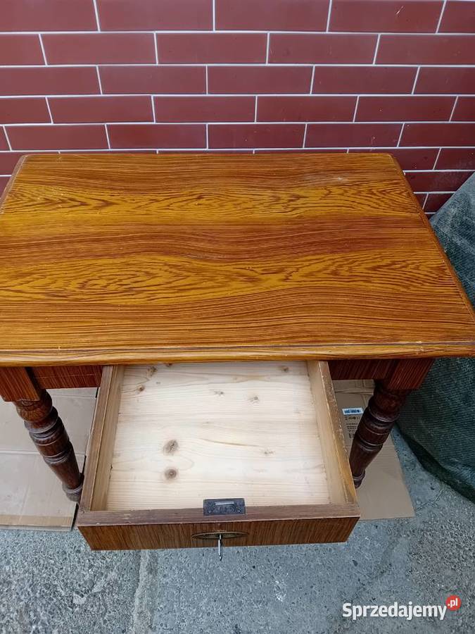 Stół drewniany z szufladą mazerowany