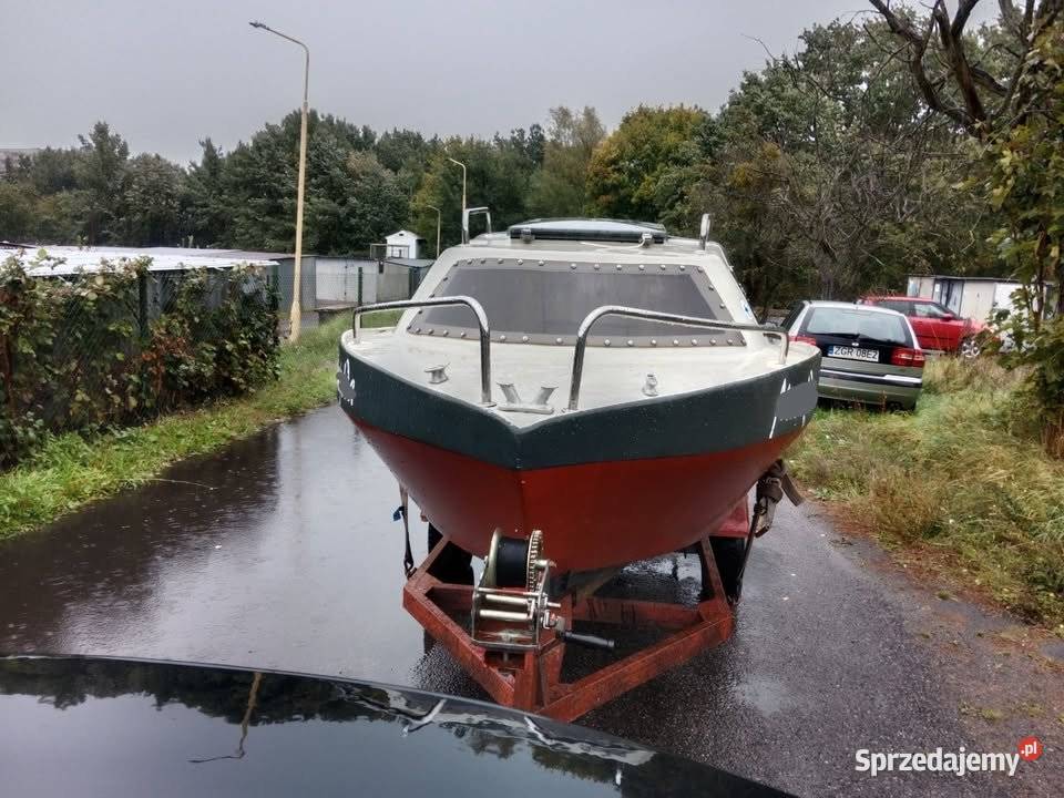 Łódź MotorowaKabinowa z przyczepą i silnikiem Szczecin