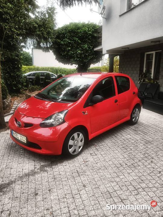 Sprzedam Toyotę Aygo 5 drzwi benzyna KLIMA niska czerwony Gniezno sprzedam