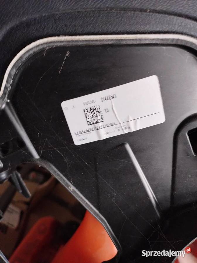 Wystrzelona deska Volvo XC40 lift 2022 recharge