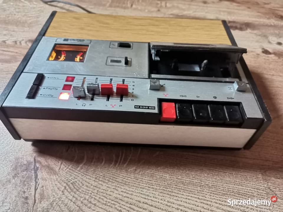 Magnetofon kasetowy z czasów PRLu Kraków