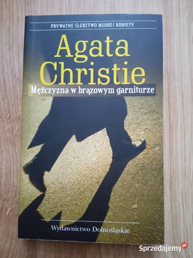 Mężczyzna w brązowym garniturze Agatha Christie Poznań