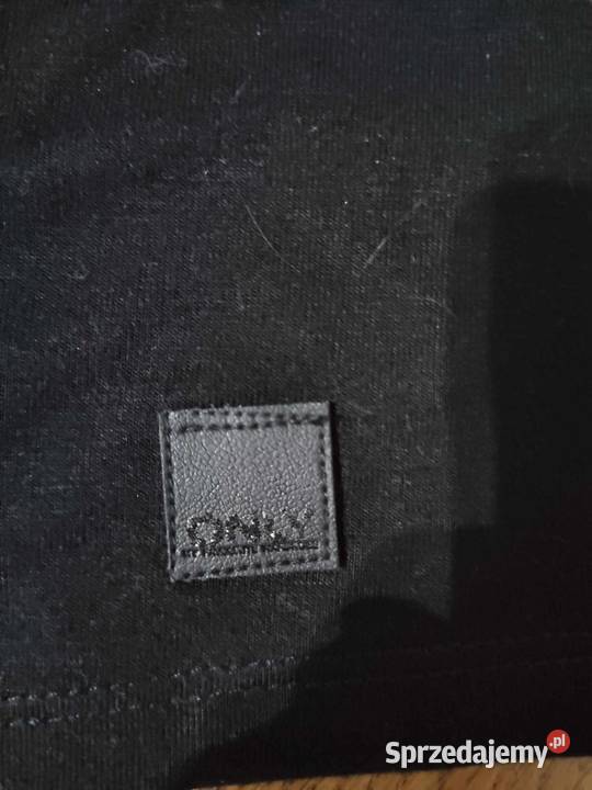 Czarna podkoszulka marki Only Hajnówka