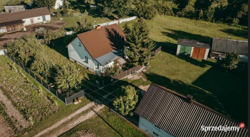 Siedlisko z zadbanym domem i budynkami na Zaorze