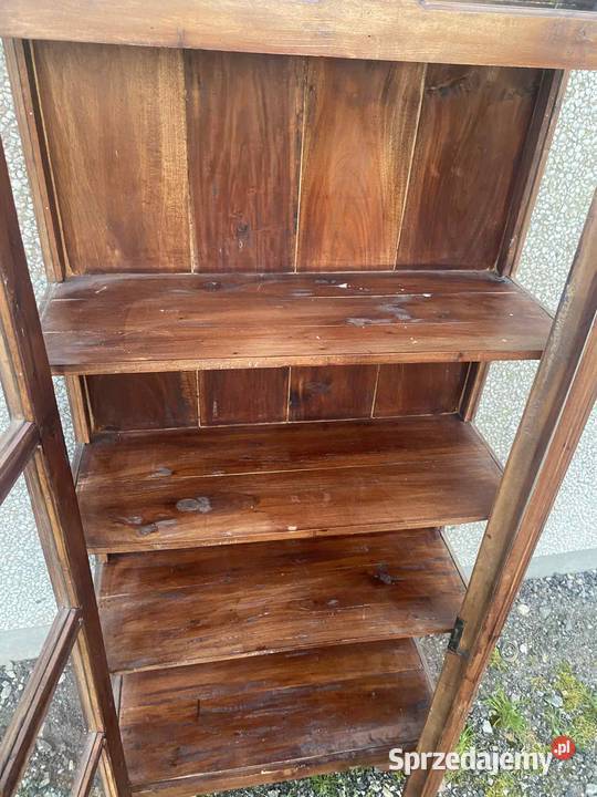 Przeszklona witryna z łukami drzewo indyjskie