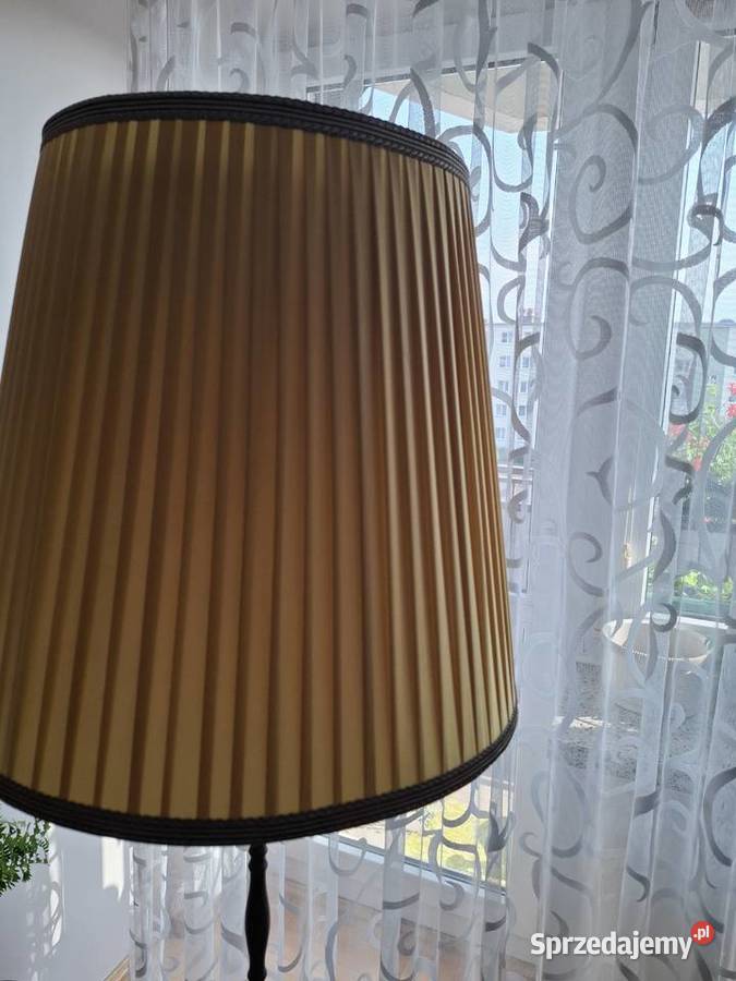 Lampa stojąca z żółtym abażurem Lublin