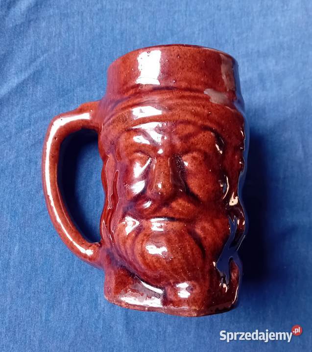 Ceramiczny kufel uformowany w kształcie głowy