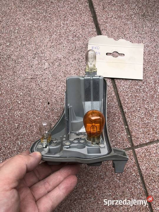 WKŁAD LAMPY LEWY TYŁ W BŁOTNIK AUDI A4 B8 AVANT Kozy