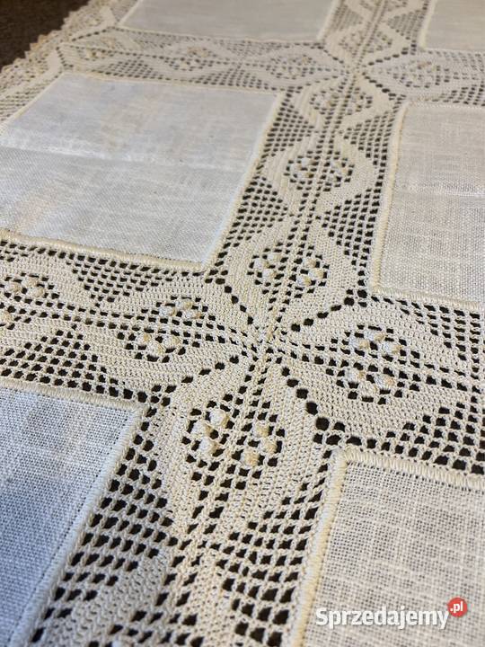 Obrus szydełkowy bogato zdobiony koronkami Zabrze