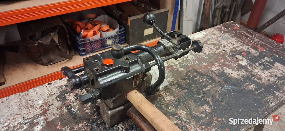 Rozdzielacz hydrauliczny podnośnika c330 Do ciągników