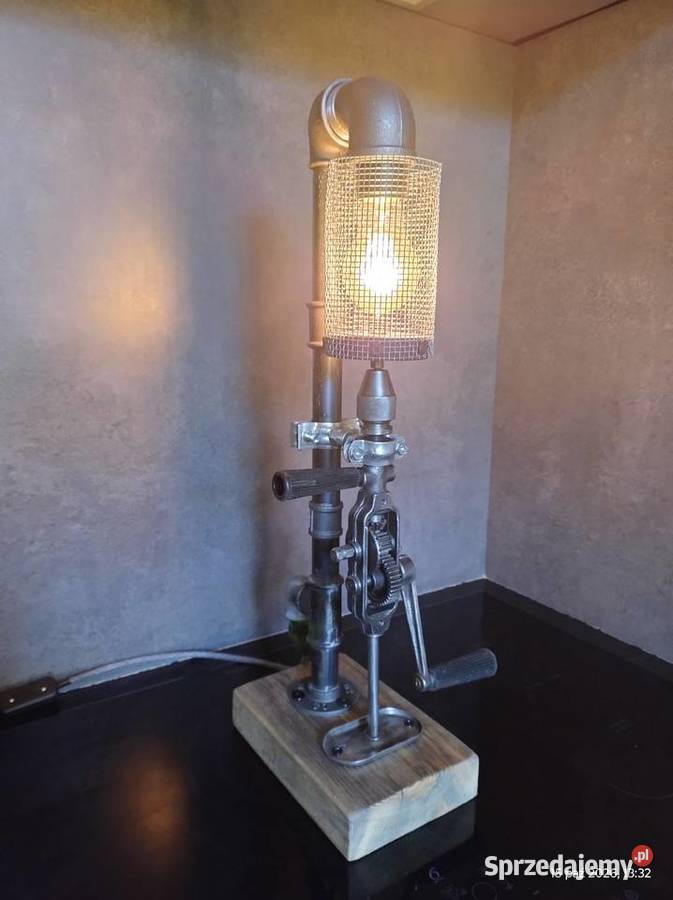 Industrialna lampa stołowa ze starej wiertarki Lampy
