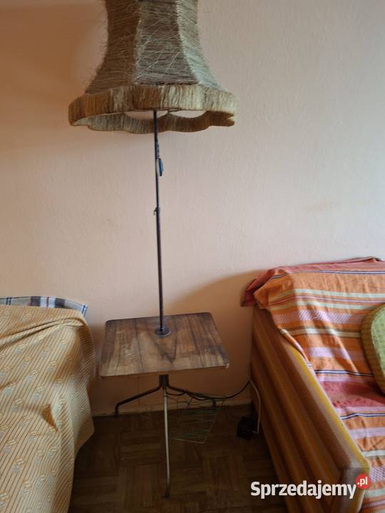 lampa podłogowa z gazetnikiem i stolikiem z Warszawa