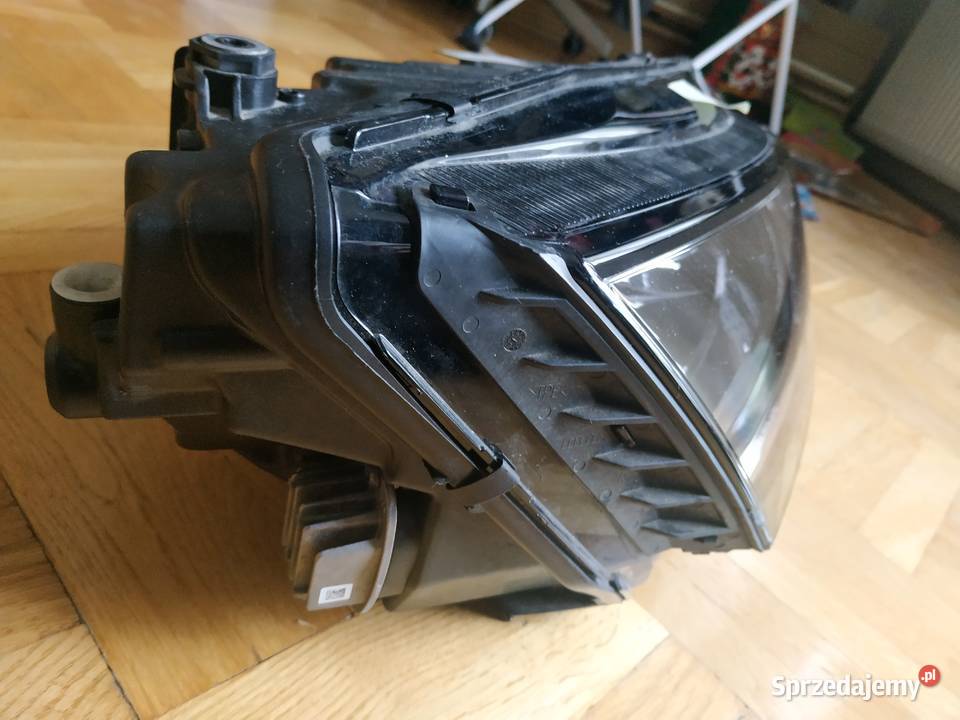 Reflektor prawy lampa prawa Skoda Octavia 4 IV