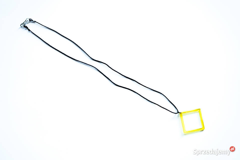 Żółty wisiorek kwadrat z żywicy epoksydowej na Warszawa