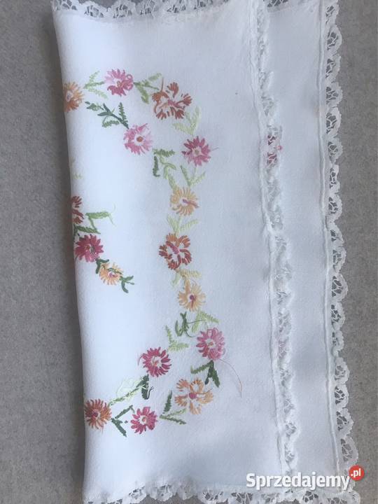 Biała serwetka vintage retro haftowana w kwiaty