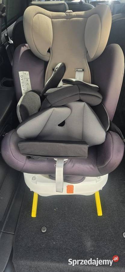 Ładny czysty świezo praniu fotelik samochodowy Isofix