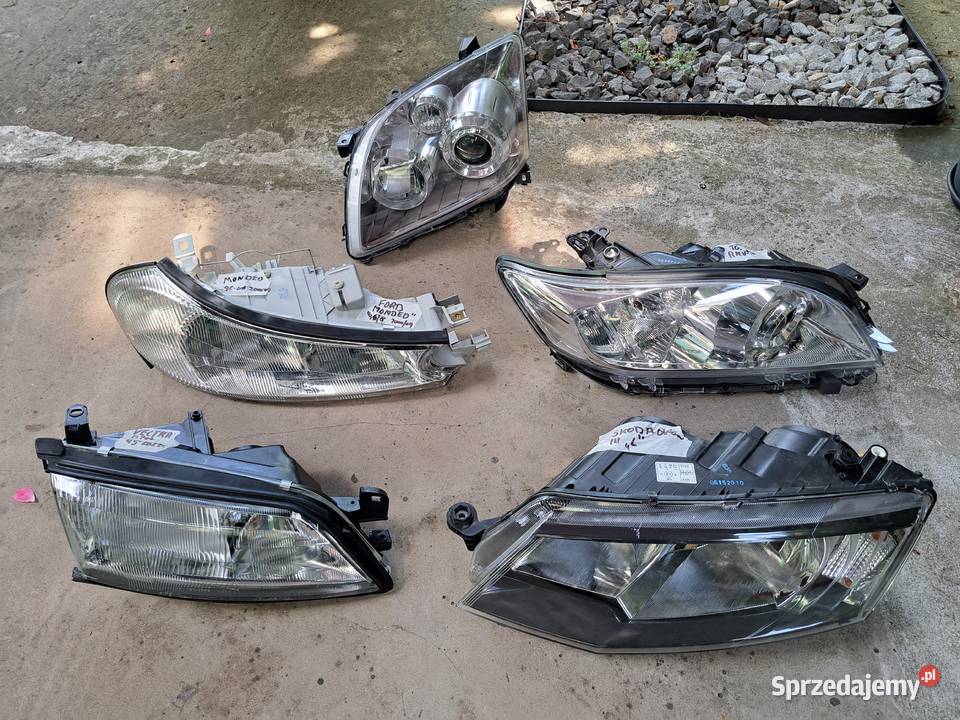 Toyota Avensis 0609r lampa przód L Leszno