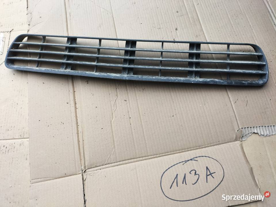 AUDI 80 B4 8A0807683 ŚRODKOWA KRATKA ZDERZAKA Pozostałe Kamień-Kolonia