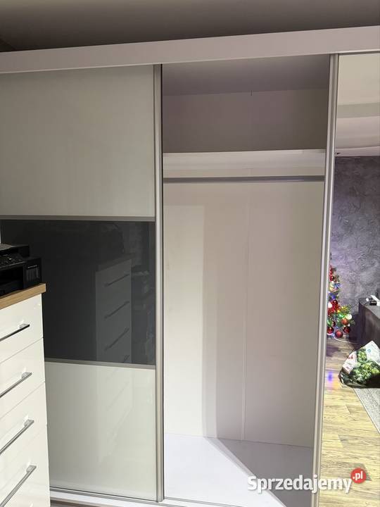 Sprzedam dużą szafę przesuwną