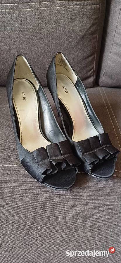 Szpilki czarne z ozdobą Nisko sprzedam